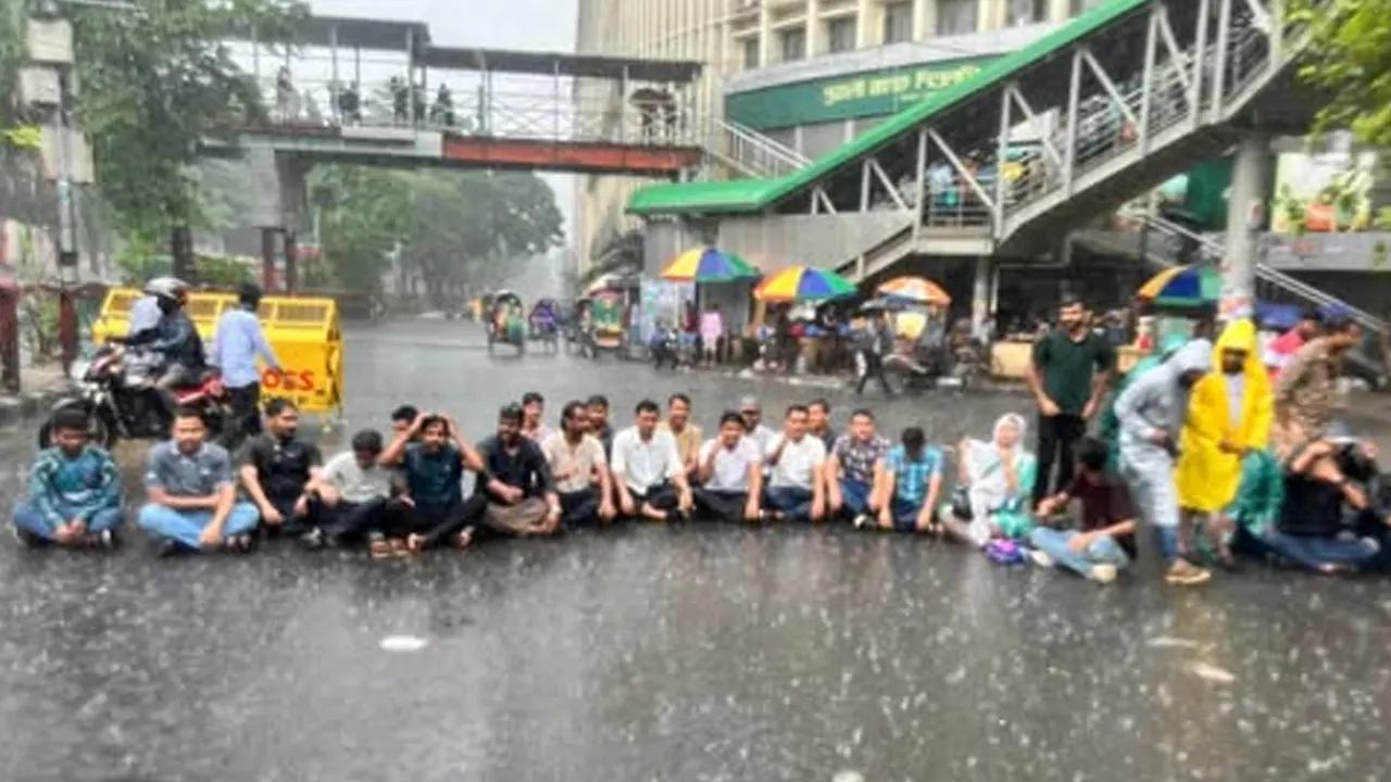 বৃষ্টিতেও চলছে ছাত্রদলের শাহবাগ মোড় অবরোধ 
