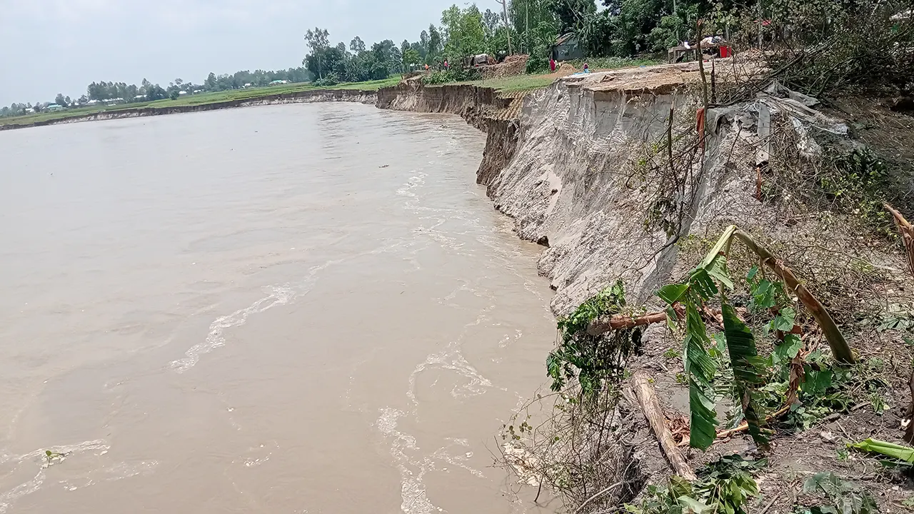 অর্ধশতাধিক বাড়িঘর বিলীন, আতঙ্কে নদীপাড়ের মানুষ