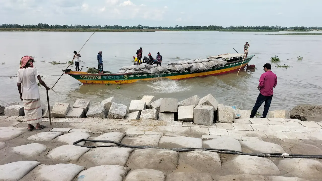 বন্যা না আসতেই ধসে গেল নদী রক্ষা বাঁধ