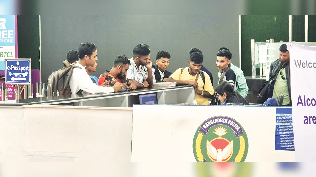 কুয়ালালামপুর বিমানবন্দরে আটকে হাজারো শ্রমিক