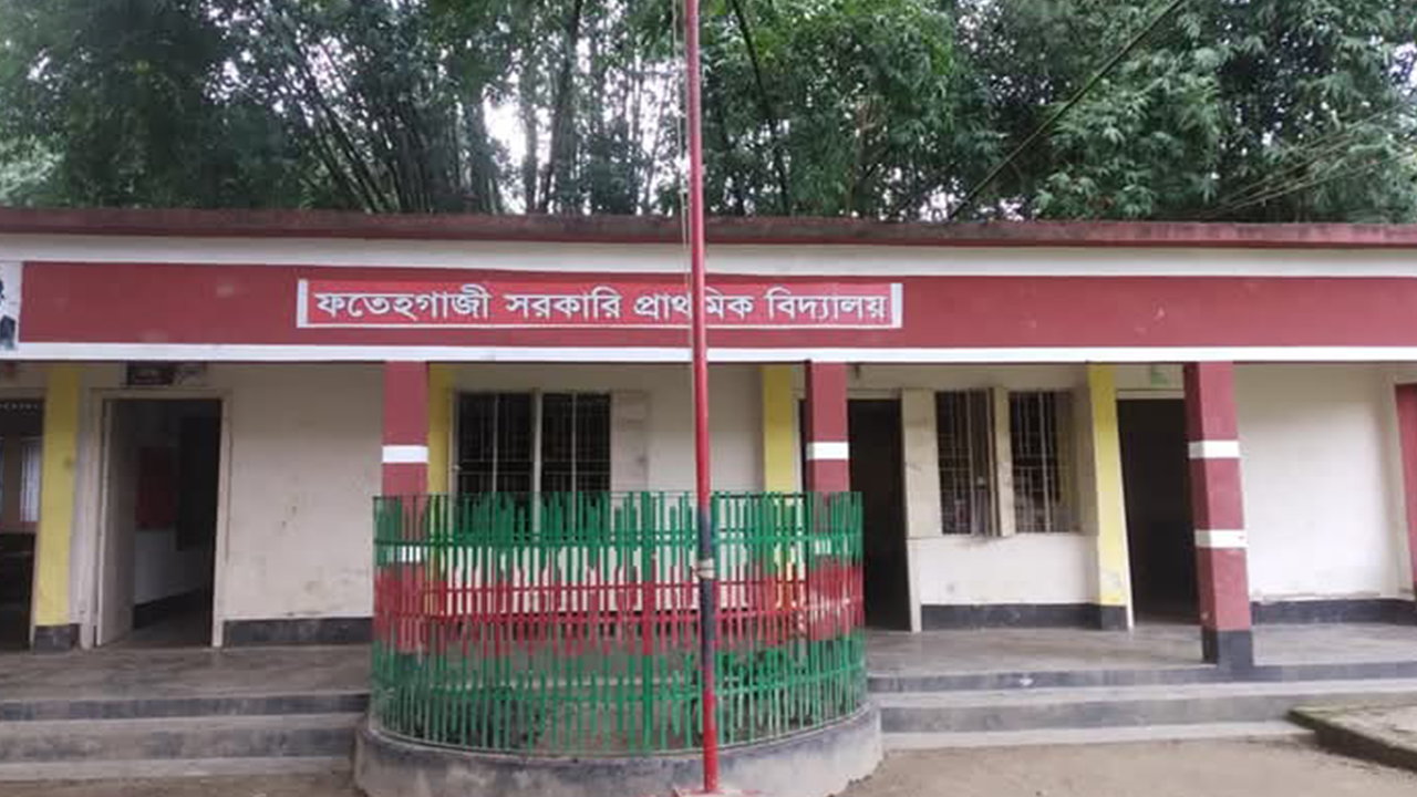স্কুলে নেই শৌচাগার, যেতে হয় অন্যের বাড়িতে