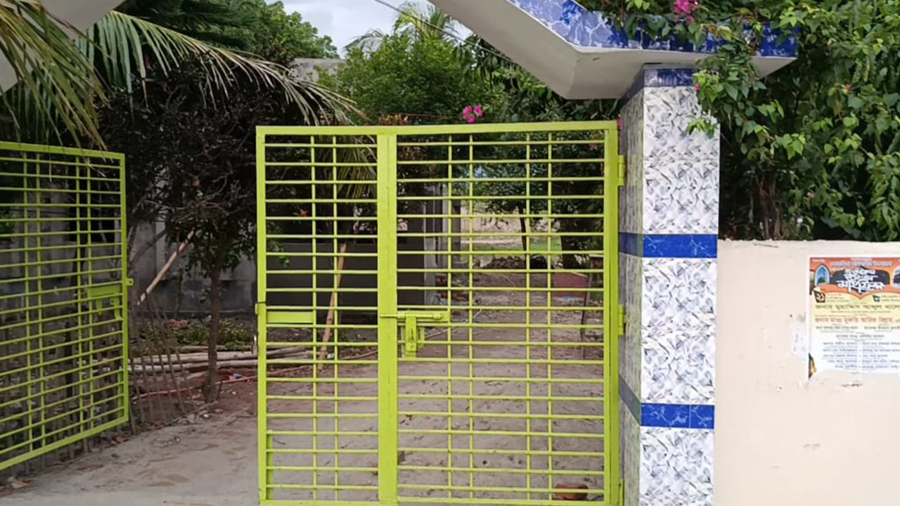 সম্প্রীতির অনন্য দৃষ্টান্ত, ৫০ বছর ধরে পাশাপাশি মসজিদ-শ্মশান