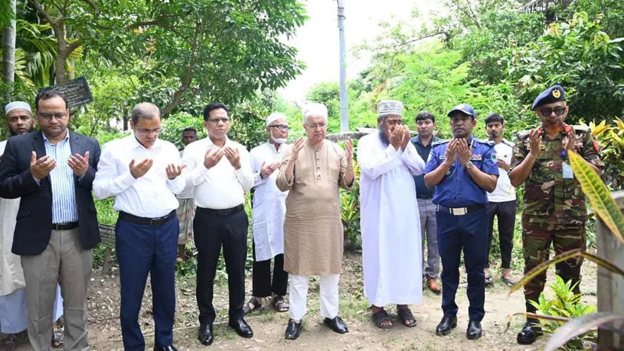 জুলাই গণঅভ্যুত্থানে শহীদ সাকিবের কবর জিয়ারতে শিল্প উপদেষ্টা
