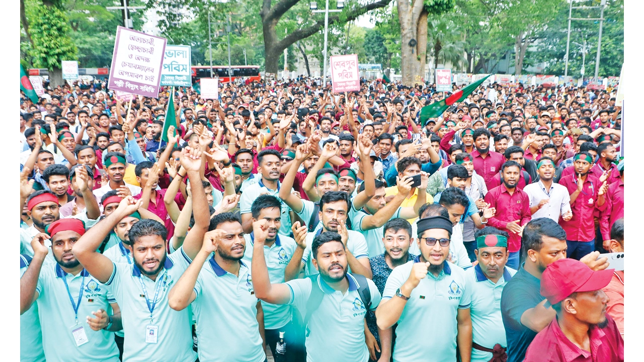 দাবি আদায় না হলে আন্দোলনকারীরা শহীদ মিনার ছাড়বেন না 