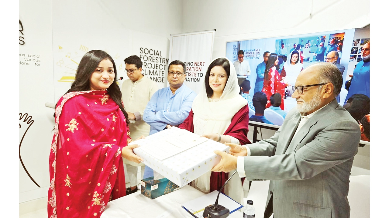 ডা. জুবাইদা রহমান উৎসাহ দিলেন খুদে বিজ্ঞানীদের