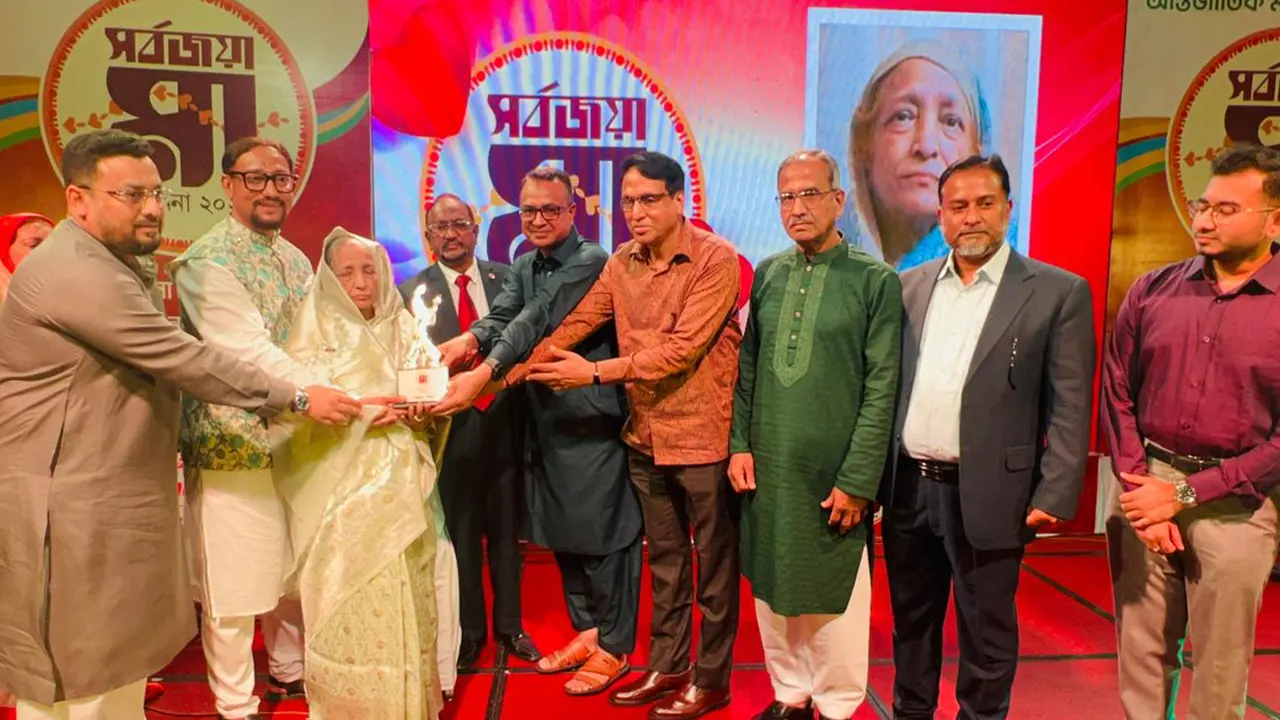 ‘যারা আজ সবচেয়ে বেশি শিক্ষিত, তারাই মাকে দূরে রাখতে চায়’