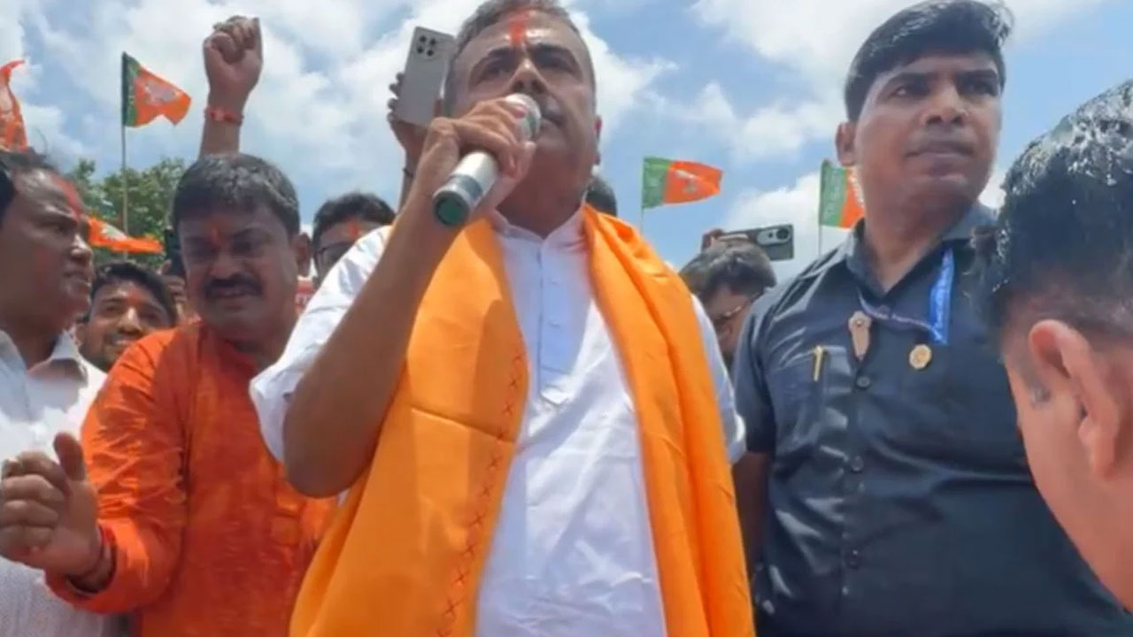 নন্দীগ্রামে বক্তব্য দিচ্ছেন শুভেন্দু