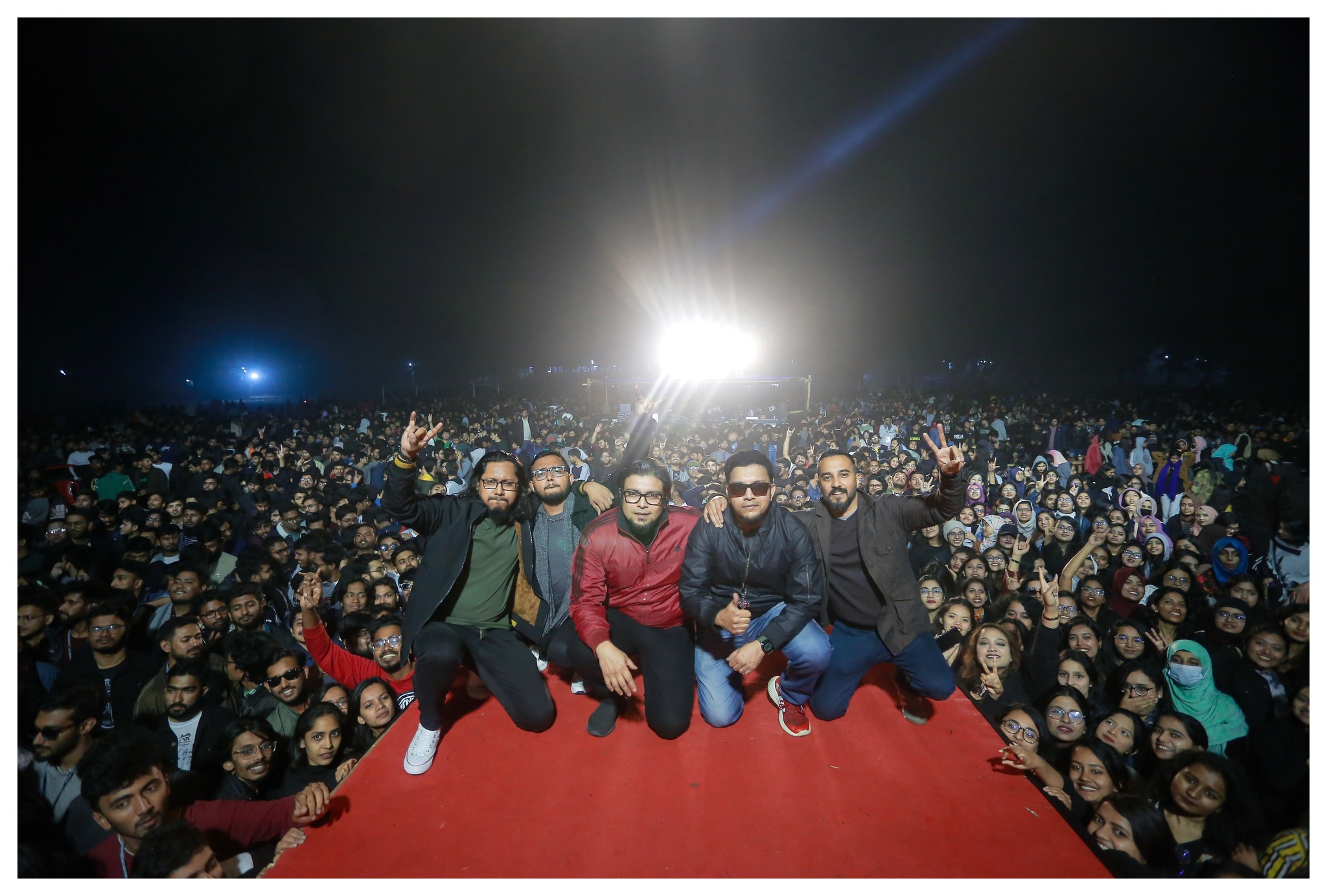 কনসার্টে ব্যান্ড নেমেসিস। 