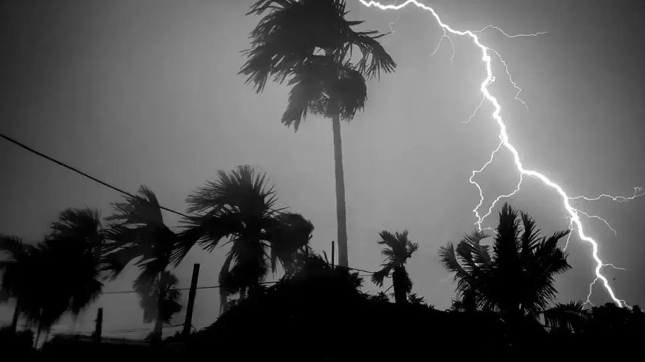 রাতে ১৭ জেলায় ঝড় ও বজ্রবৃষ্টি হতে পারে