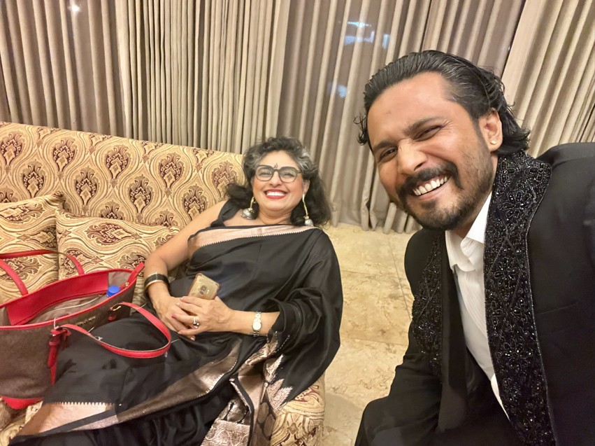 বড় বোন নাজনীন আকবর হকের সঙ্গে সংগীতশিল্পী ইমরান হোসেন।