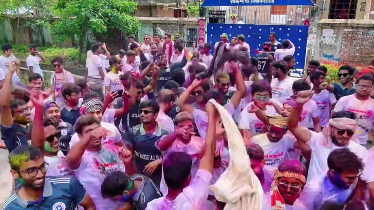 রাবিতে মেয়েদের হলের সামনে নাচানাচি নিয়ে ফেসবুকে পোস্ট, ‘হত্যার হুমকি’