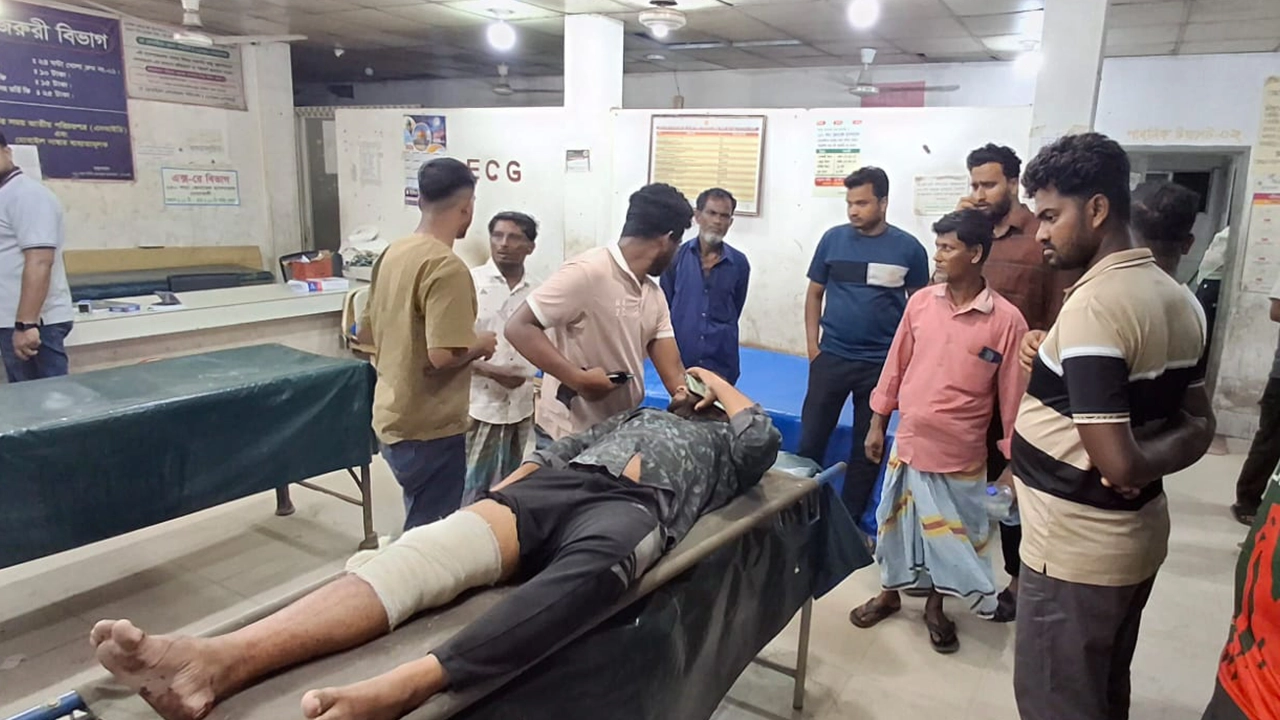 গুলিবিদ্ধ অবস্থায় উদ্ধার করে ২৫০ শয্যা বিশিষ্ট নোয়াখালী জেনারেল হাসপাতালে ভর্তি করা হয়। ছবি : এশিয়া পোস্ট